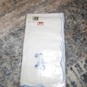 4 white napkins with embroidered flower on the one side  new